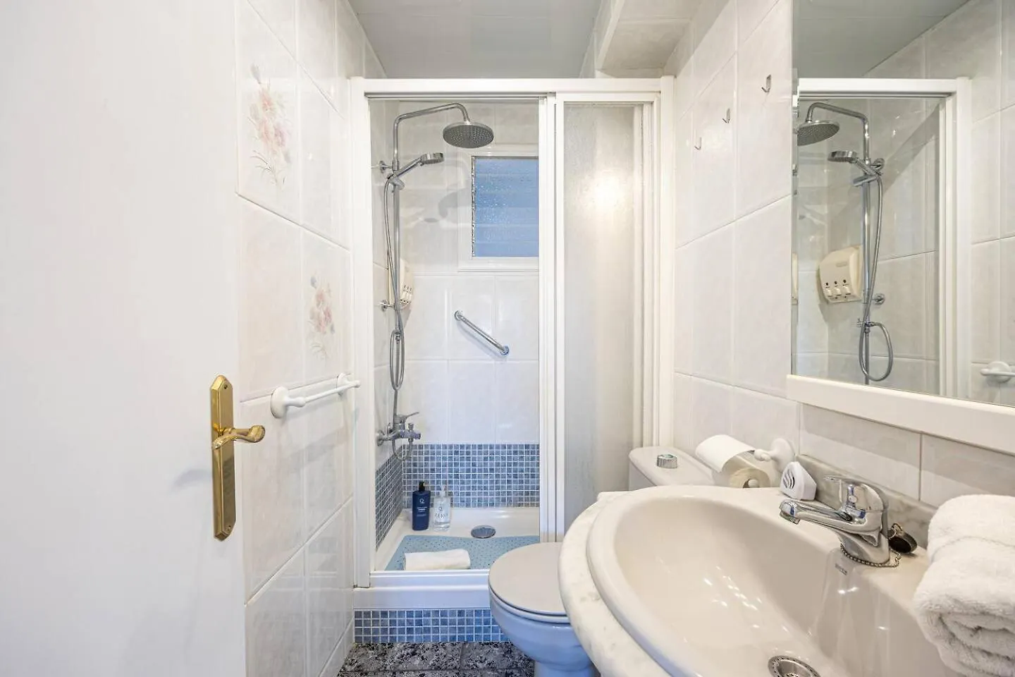 2 Bdr Apt In Cornella 5 Mins Form The Metro Cornellà de Llobregat 0*,